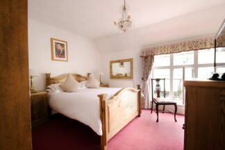 Overnight Luxury Escape with Dinner and Fizz at The White Hart Inn